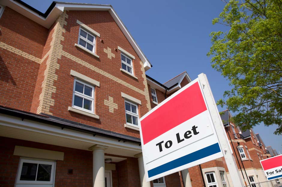 block of apartments with a to let sign infront of them used to symbolise buy to let mortgages offered by Whitewood Mortgages.